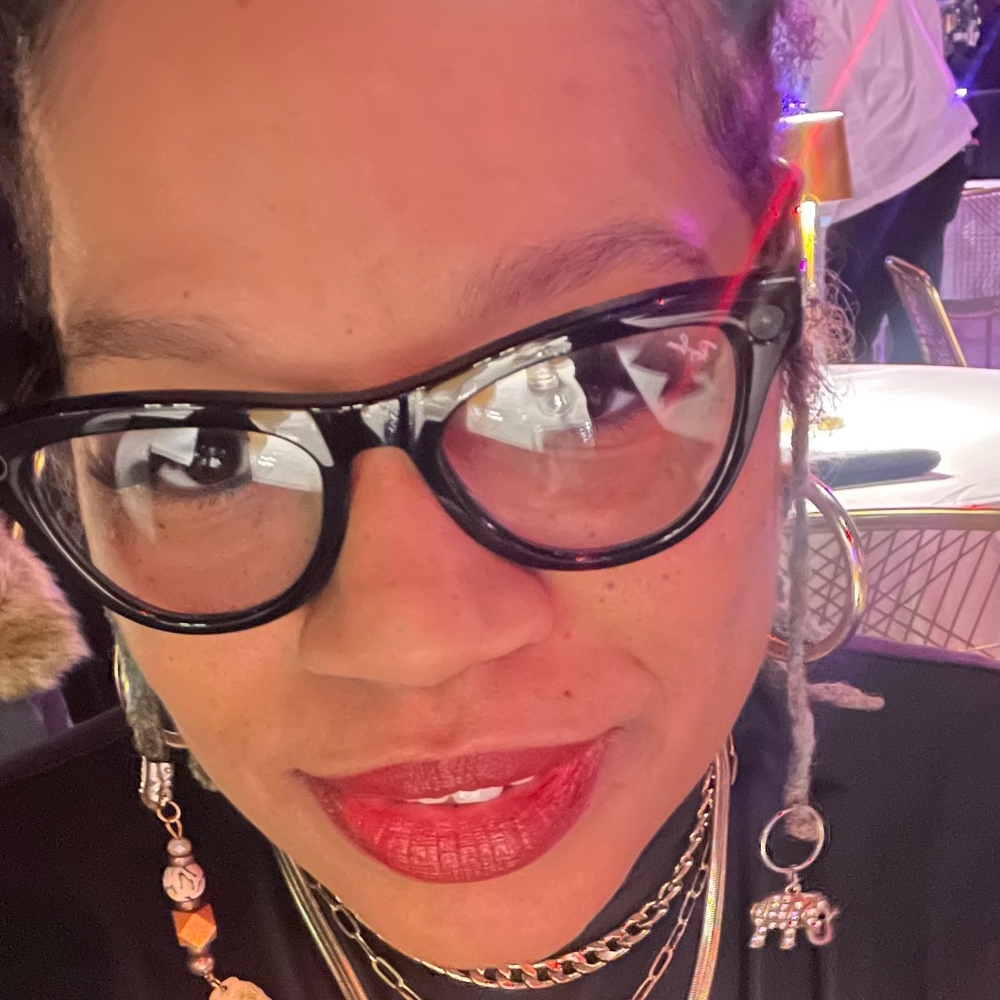 Meet your Posher, Nadya